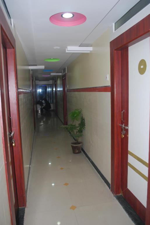 Hotel Disha Palace Ширди Екстериор снимка