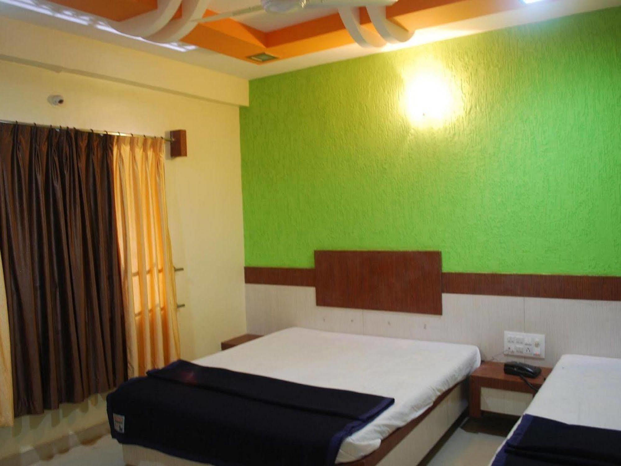 Hotel Disha Palace Ширди Екстериор снимка