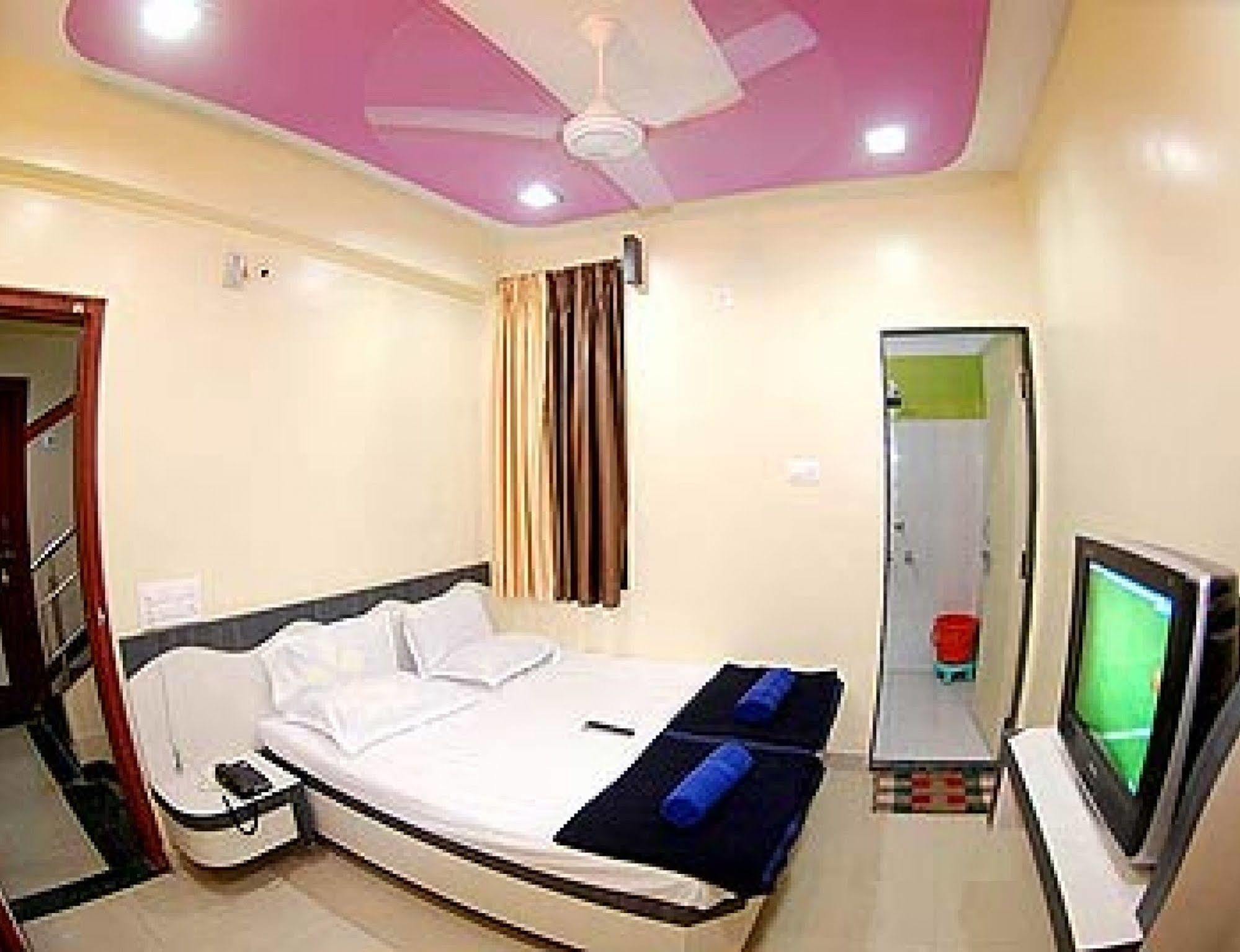 Hotel Disha Palace Ширди Екстериор снимка