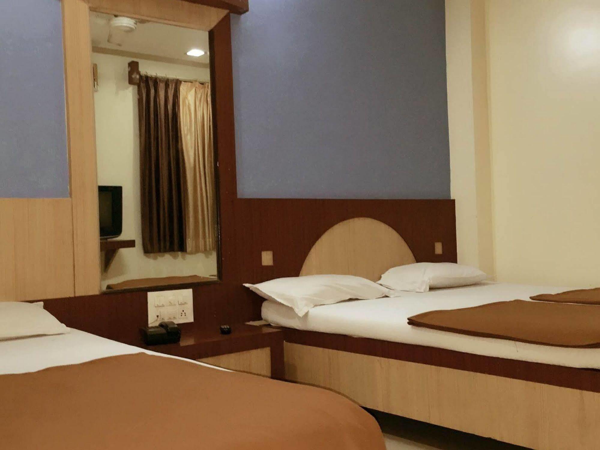 Hotel Disha Palace Ширди Екстериор снимка