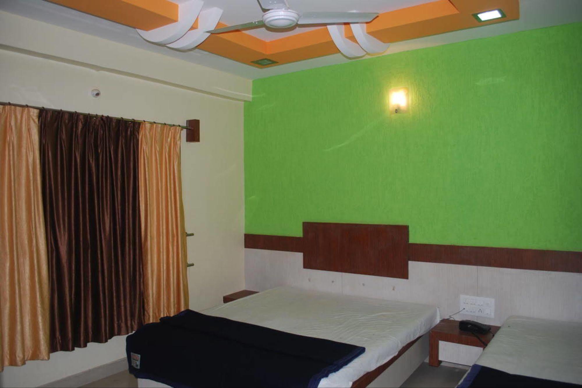 Hotel Disha Palace Ширди Екстериор снимка