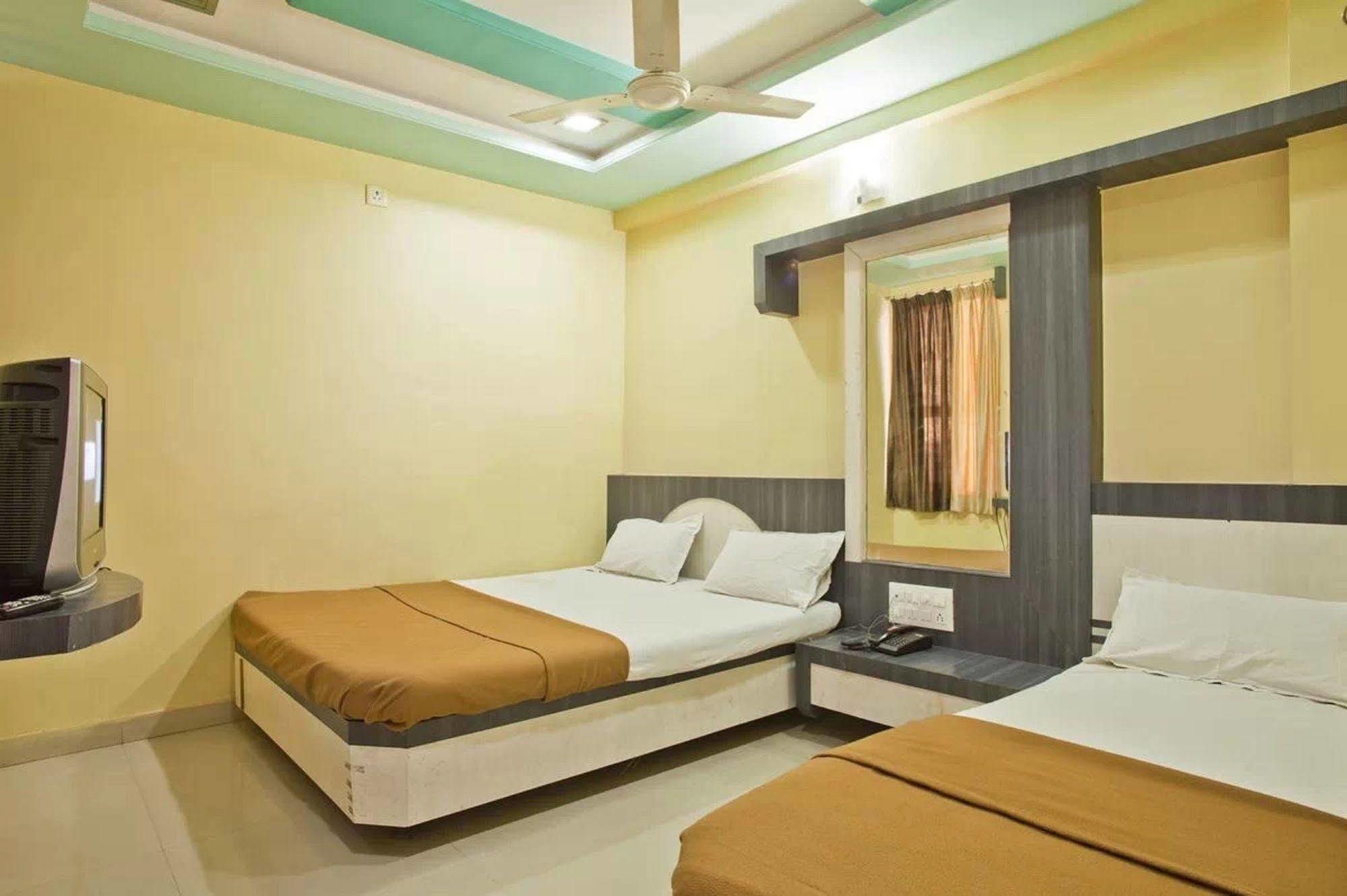 Hotel Disha Palace Ширди Екстериор снимка