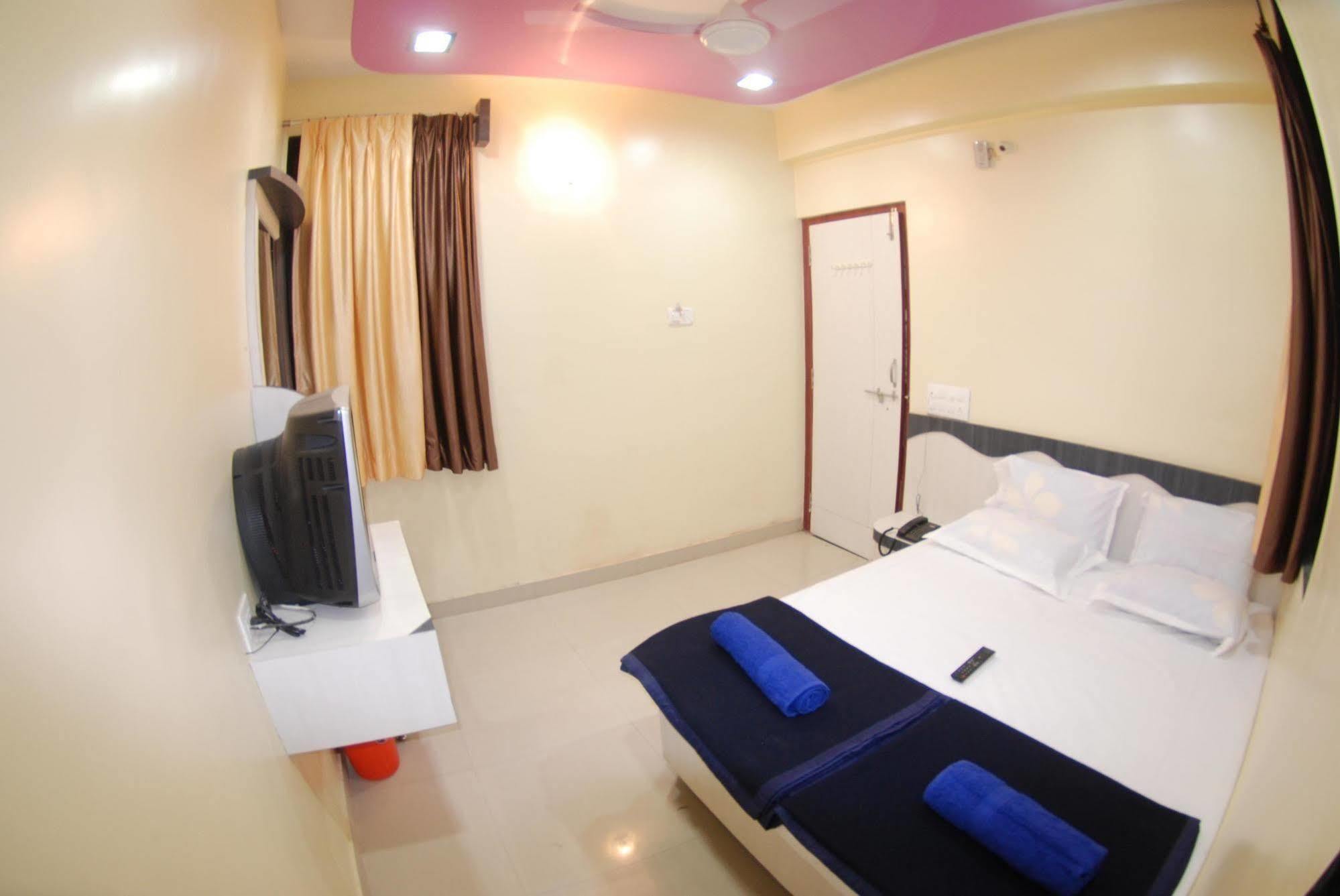 Hotel Disha Palace Ширди Екстериор снимка