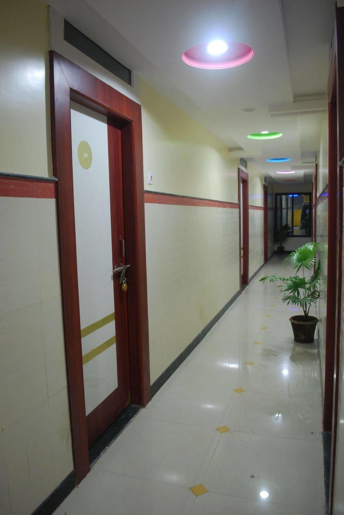 Hotel Disha Palace Ширди Екстериор снимка