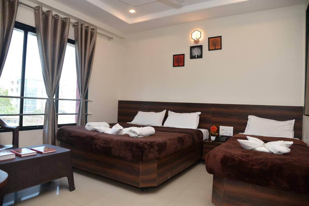 Hotel Disha Palace Ширди Екстериор снимка