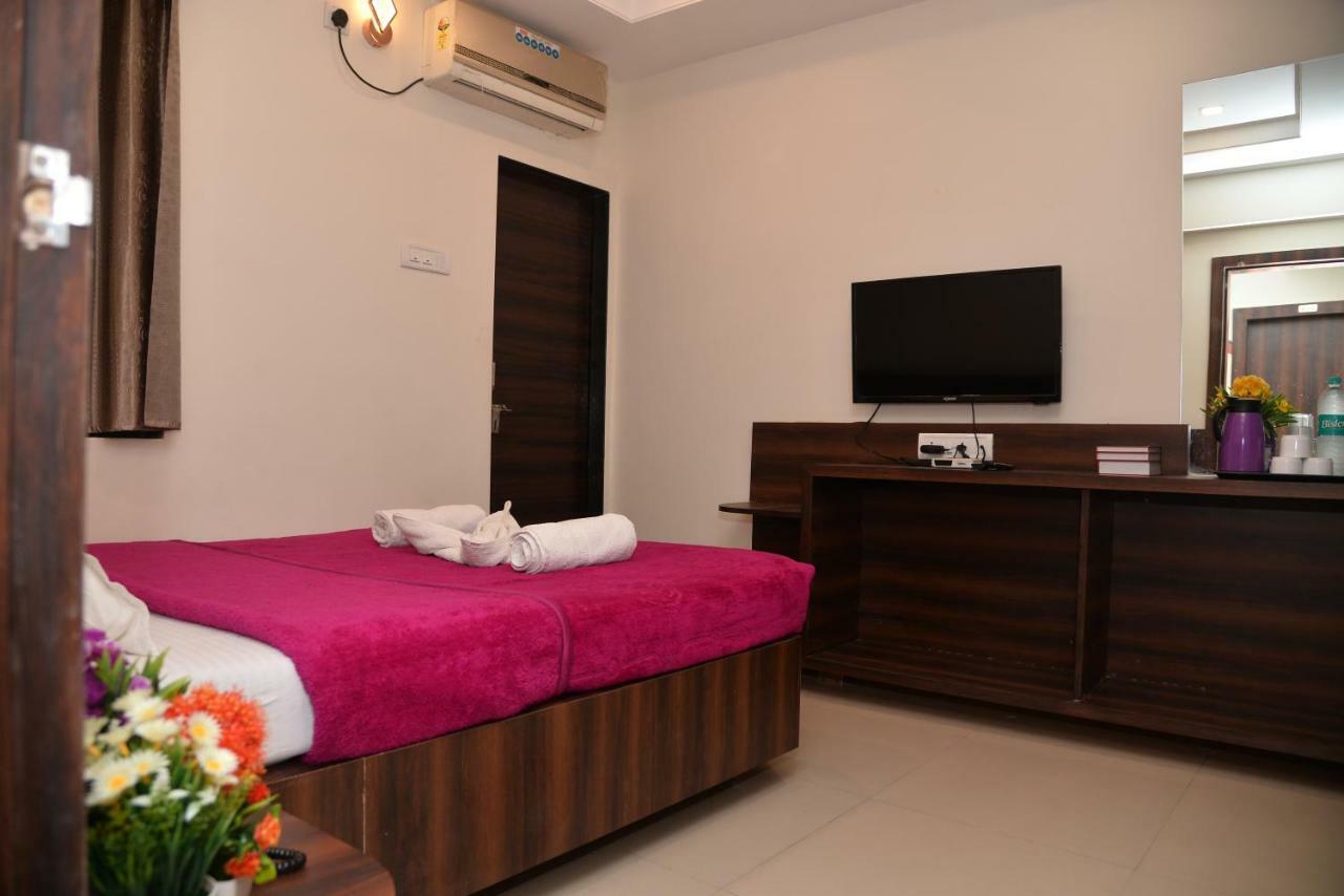 Hotel Disha Palace Ширди Екстериор снимка