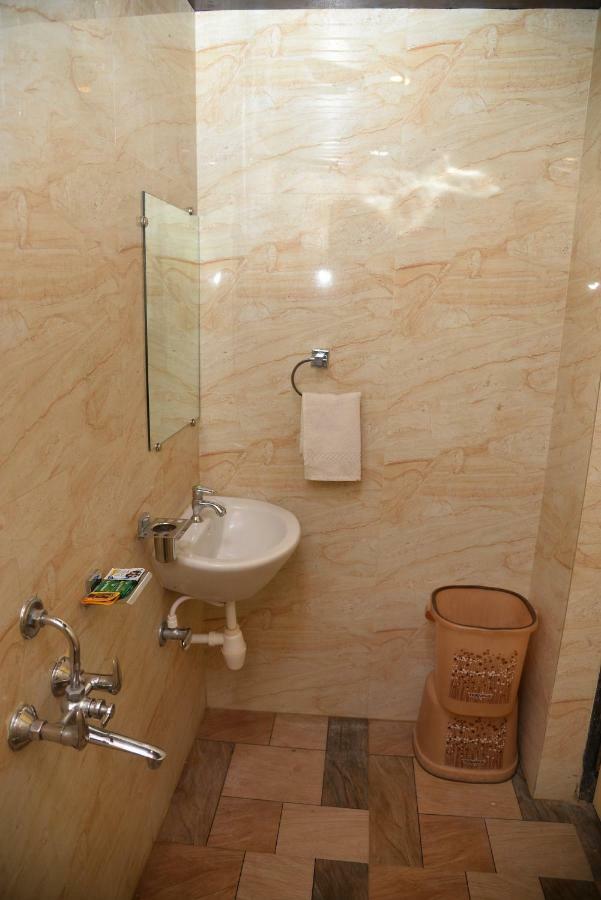 Hotel Disha Palace Ширди Екстериор снимка