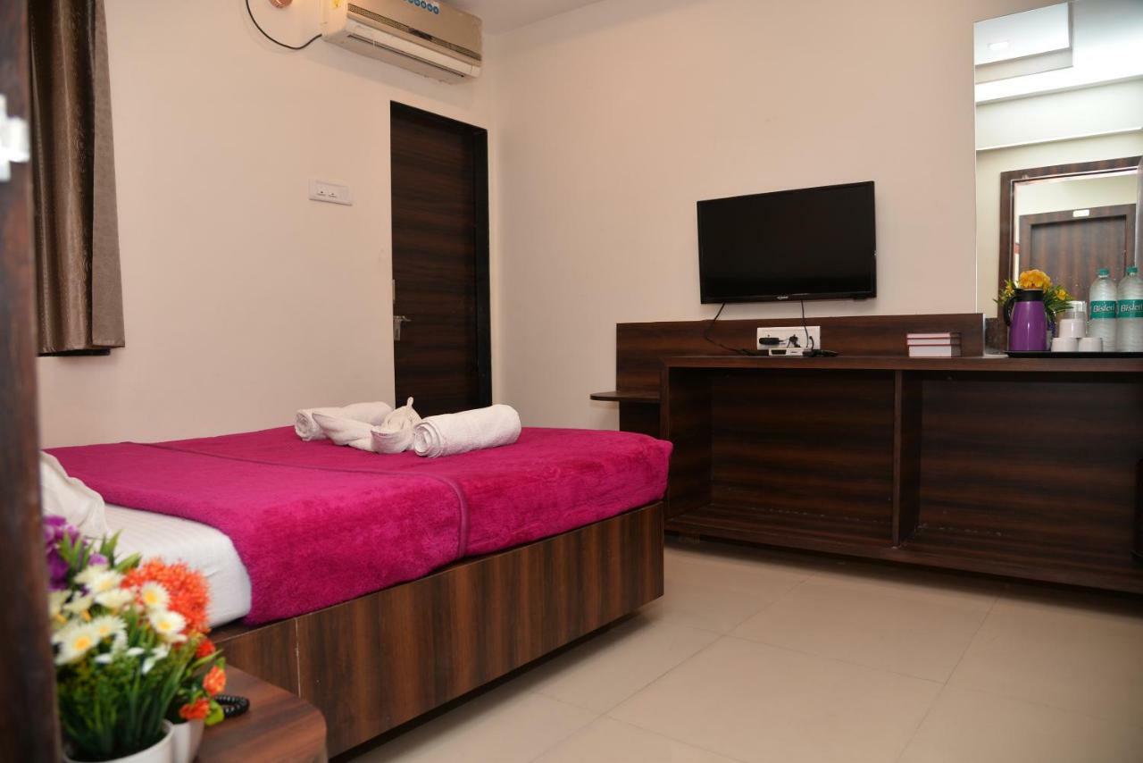 Hotel Disha Palace Ширди Екстериор снимка