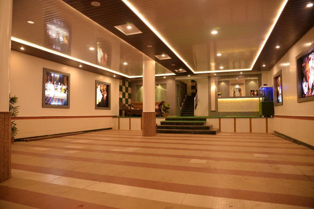 Hotel Disha Palace Ширди Екстериор снимка