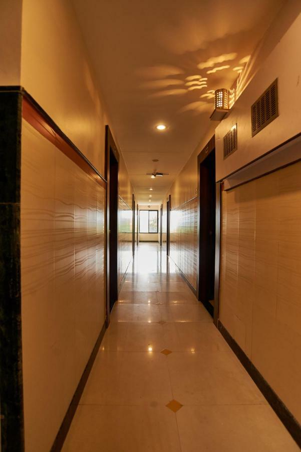 Hotel Disha Palace Ширди Екстериор снимка
