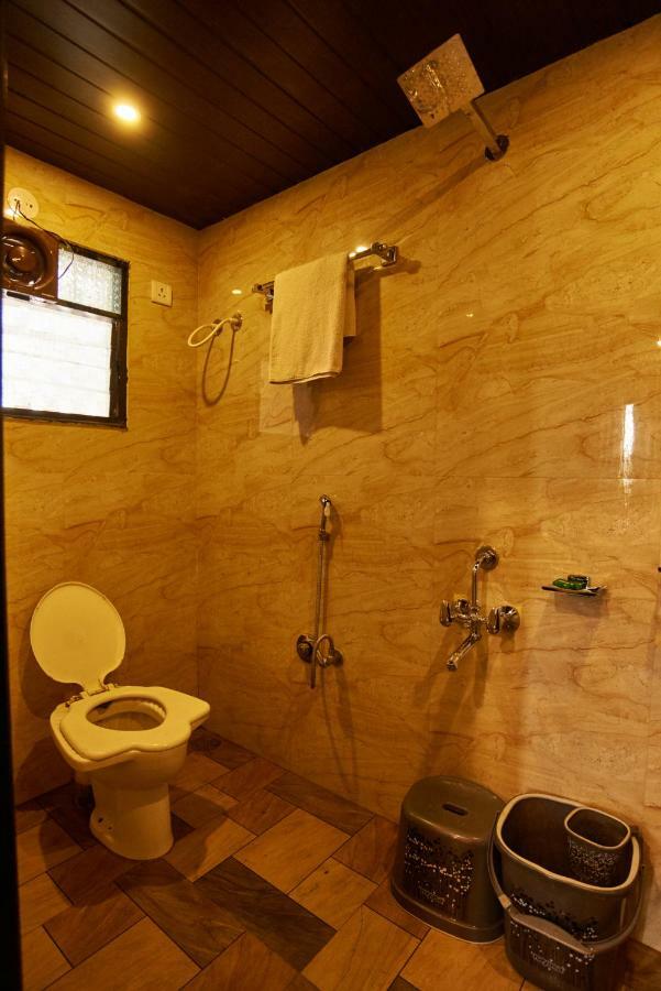 Hotel Disha Palace Ширди Екстериор снимка