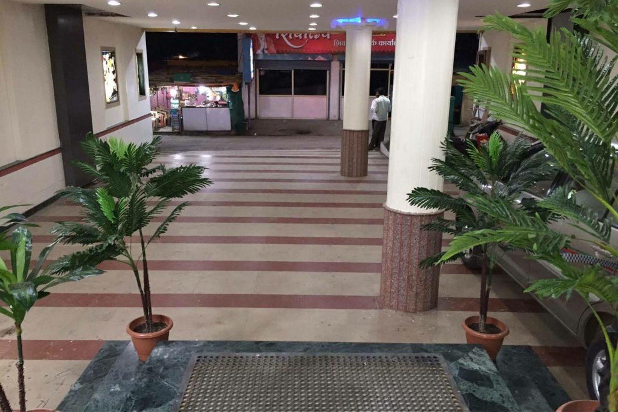Hotel Disha Palace Ширди Екстериор снимка